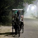 Delhi's rickshaw pullers: Toxic air is killing us but we can’t quit 이미지