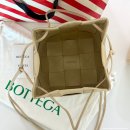 버킷바디 | Bottega Veneta - 보테가베네타 스몰 카세트 크로스바디 버킷백 포리지 후기ㅣ단종