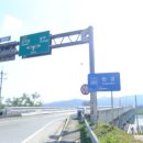 자전거 조각상 앞 이미지