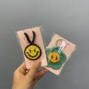한땀한땀 손뜨개 | 씨샵디블랫 엣지 스마일리 스마일꽃 손뜨개키링 으로 가방 꾸미기