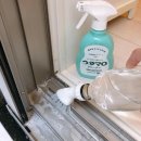 창틀에 생수통을 끼워보세요, 더러웠던 창틀이 1분만에 말끔히 청소됩니다. 이미지