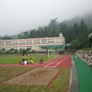 v포두중학교 지금 풍경 입니다. 운도장은 잔디가 깔려 있고 교무실 광경도 많이 바뀌었어요. 이미지