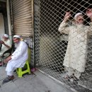 파키스탄 루피화 하락 후 불법 통화 시장 단속 이미지