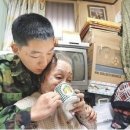 첫 신병 휴가를 할머니를 위해 노가다판에서 보낸 군인 이미지