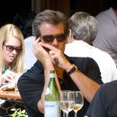"피어스 브로스넌" 점심식사하는 (7/11 그리니치 빌리지) 이미지