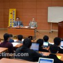 세속적 리더십 무비판적 교회적용 위험 이미지