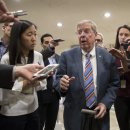 GOP Sen. Johnny Isakson Slams Trump's 'Deplorable' Attacks On McCain by Hayley Miller,HuffPost 이미지