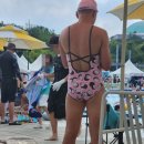 '핑크 원피스 女 수영복' 입은 남성 이미지