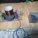 호모폴라 모터(Homopolar motor) : 코일이 반 바퀴 돌 때마다 전류 방향을 바꿔주거나 전류를 잠시 끊을 필요가 없어 이미지