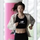 [피겨/김연아]김연아, 브라톱+레깅스 입고 러닝중…여전한 복근 '깜짝'(2020.08.21) 이미지