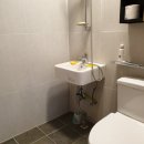 blue yellow house 이미지