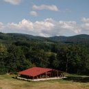 La Grange Rouge House / Auvergne, France 프랑스의 숲지대 언덕위에 주택입니다. 가족들의 휴가 이미지