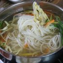 멸치가 살아있는 국수 이미지