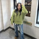 가야어패럴 - 19299 | 루즈핏 니트 올리브 컬러 하나로 무드 완성되는 어패럴아카이브 이브 피셔맨 케이블 니트