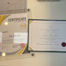 손 끝으로 빛나는 유리공예 이미지