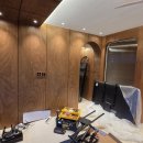 한림정밀 | 거실이 전시장으로 변신? 한림 제주캐슬 원목 인테리어의 완성은 제주벽걸이TV!