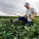 트럼프, 관세로 피해를 입은 농부들을 돕기 위해 120억 달러 규모의 지원책 발표 이미지