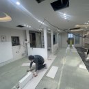 마루치과병원 | 부산 병원 인테리어 시공｜강화 마루 바닥과 노출 콘크리트 벽지의 조합