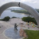 Kyiv pulls down Soviet-era monument symbolising Russian-Ukrainian friendshi 이미지