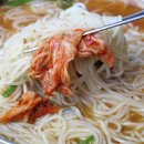 멸치가살아있는국수 이미지