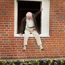 창문 넘어 도망친 100세 노인 이미지