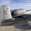 동체착륙에 성공한 미공군 A-10 Thunderbolt II 공격기 이미지