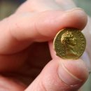 이스라엘 동 갈릴리에서 발견된 2000여년 가까이된 금동전이 발견 이미지