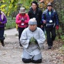 걷기도 힘든 길을 절하면서 오른다? 310명 순례단 가을설악을 장엄하다.[김진호 기자의 순례] 봉정암 십보일배 동참기 1 이미지