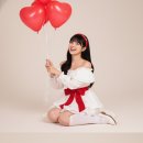 인물 컨셉사진 프롬프트 (화이트 러플 원피스 + 레드 리본 + 하트 풍선 + 케이크 소품 + 멀티 컷 콜라주...