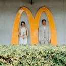 ‘호화 결혼식은 가라’, 68만원 맥도날드 웨딩커플 화제 [여기는 동남아] 이미지