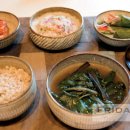 사찰음식 보리밥 + 근대된장국 + 연근그라탱 + 깻잎야채말이 + 배추김치 이미지