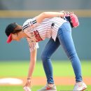 얇은 어깨끈 끊어질라 조마조마 이미지