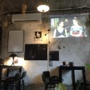 아날로그커피 | [앤드커피바] 신촌역 소품샵 아날로그 네버 다이스 카페 앤드커피바 후기