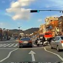 riders helping the elderly 이미지