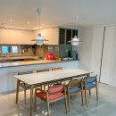 화이트아일랜드(발리) | 대리석바닥에 원목 세라믹식탁 배치 - 힐스테이트명륜트라디움