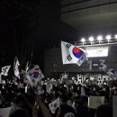 잠실 개표소 봉쇄 시위, 낮밤 분위기 반전···‘재선거’ 중심 요구서 ‘부정선거’ 늘어 이미지