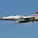 2010 Thunder Over Michigan에서 시범비행을 펼친 F-100F Super Sabre 이미지