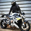 듀크레이싱 | BMW S1000R 4기통 하이퍼 네이키드의 매력: 스천알알 심장을 품은 공도의 제왕