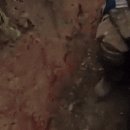 러시아군 포격에 땅에 묻힌 우크라이나 병사 이미지