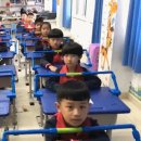 중국 초등학교 책상에 설치된 자세교정기 이미지
