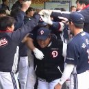 홈런치면 박석민 코치가 어부바 자세로 기다린단 말이 있다.. 나는 이 얘기를 무척이나 좋아한다 (vs LG) 이미지