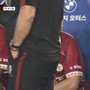 [OGFC vs 수원 레전드] 박지성, 환호하는 관중들을 향해 인사 그옆에 씨잼철.gif 이미지