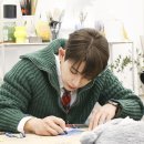 원호(WONHO) 오일 파스텔로 크리스마스 카드 그리기🎄l 원호 산타가 준비한 선물🎅🎁 'ohhoho' BEHIND PHOTO 이미지