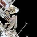 우주 비행사가 우주 정거장 밖에서 작업을 완료하고, 우주 유영 우주선의 개척자를 기려합니다. 이미지