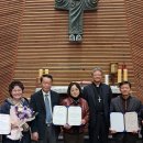 한국 천주교 성지순례 완주자 &#34;축복장&#34; 받은 본당 부부님 이미지