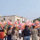 축제중 대량의 풍선이 폭발 이미지