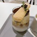 카페슬로우 | 경남 진해 속천항 카페 &#34;슬로우웨이브&#34; 후기 – 밤바다 바라보며 여유를 마신 시간