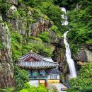 폭포 옆에 지어진 이색 사찰 이미지