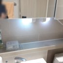 천안중앙시장- 고가교 밑 화장실 | 화장실 수납장 밑에 간접조명 설치하기 (LED 수면등...붙이는 방법) ~ 다이소 led 수면등 후기 2026.07.18
