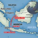 62명을 태운 인도네시아 보잉 737 여객기가 이륙 직후 바다로 추락 이미지